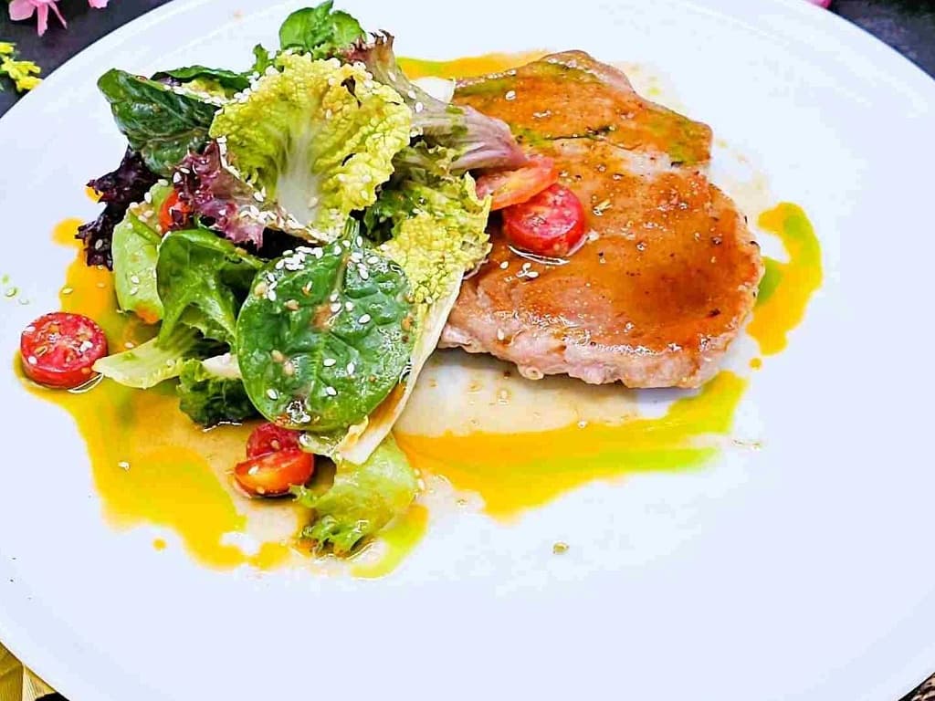 Tuna back steak with mixed salad