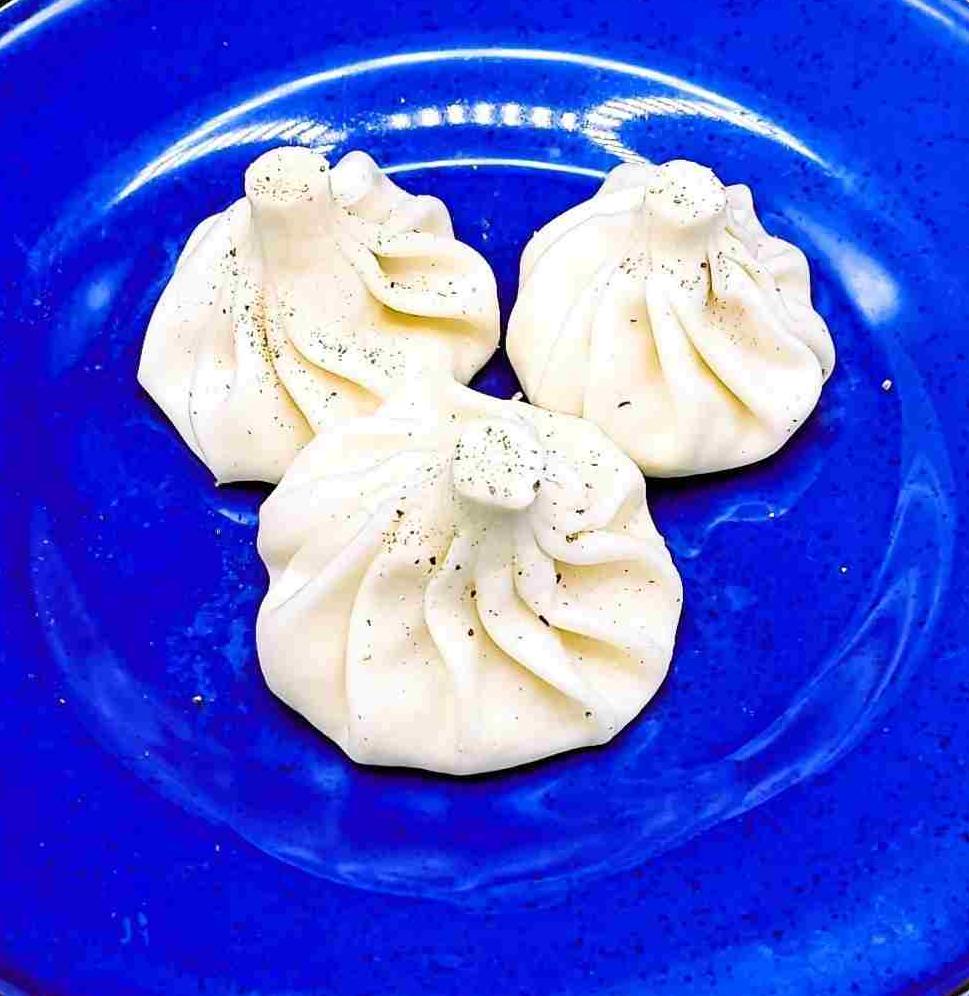 Khinkali with shrimps, cheese and tomatoes