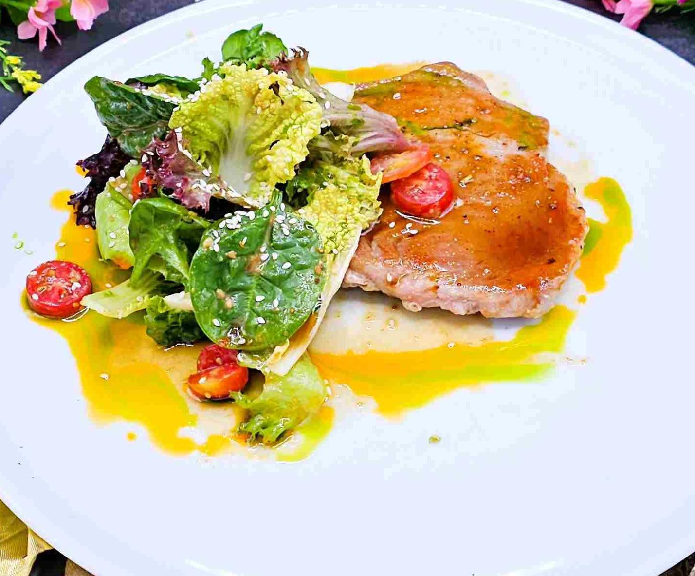 Tuna back steak with mixed salad