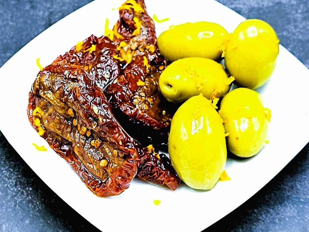 Olives with dried tomatoes