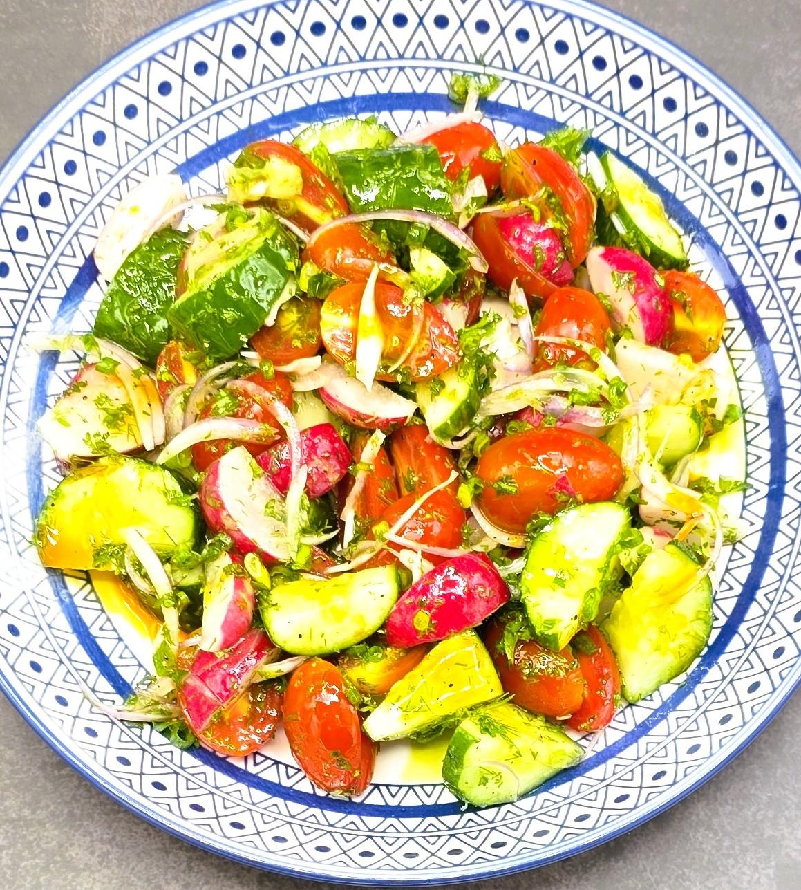  Fresh vegetable salad with fragrant oil