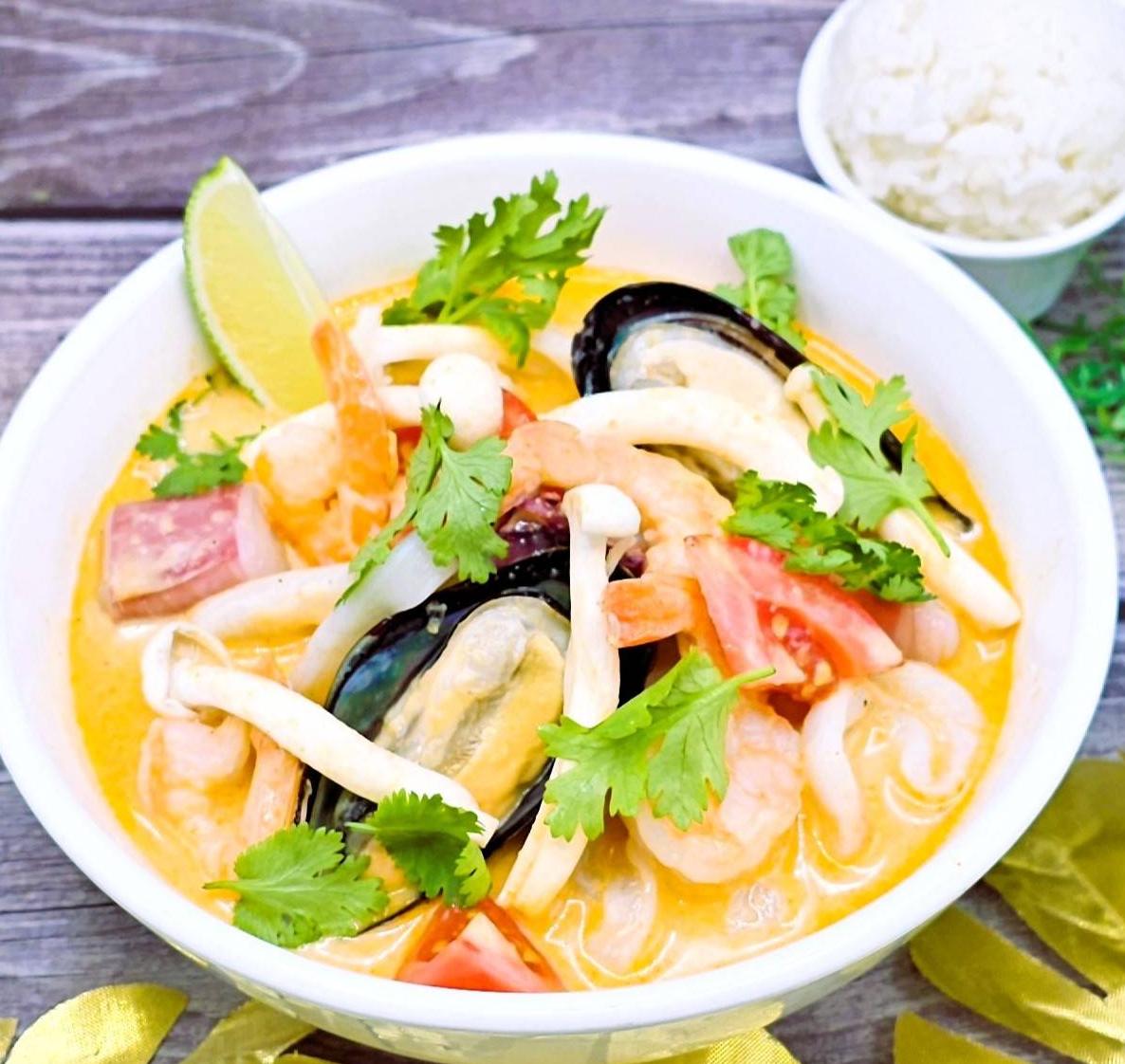 Tom yam with seafood