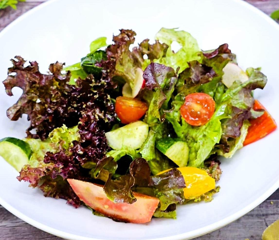 Vegetable salad with pesto sauce