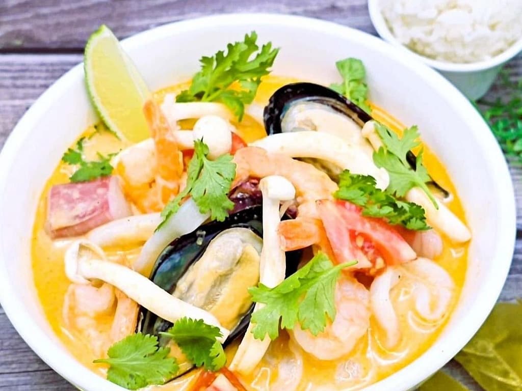 Tom yam with seafood