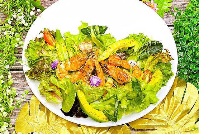 Avocado Salad with Tiger Shrimps